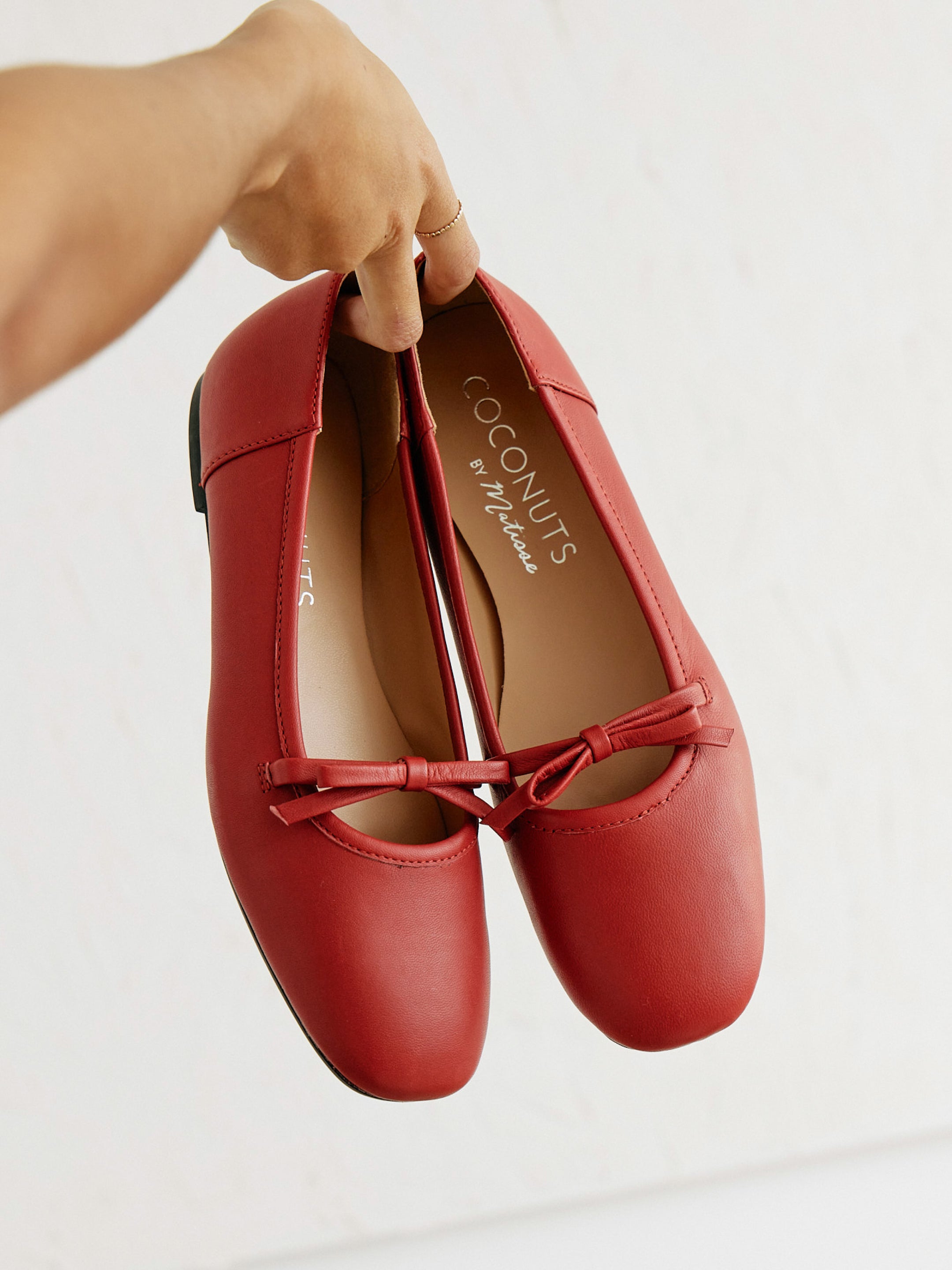 Red fashion pumps flat