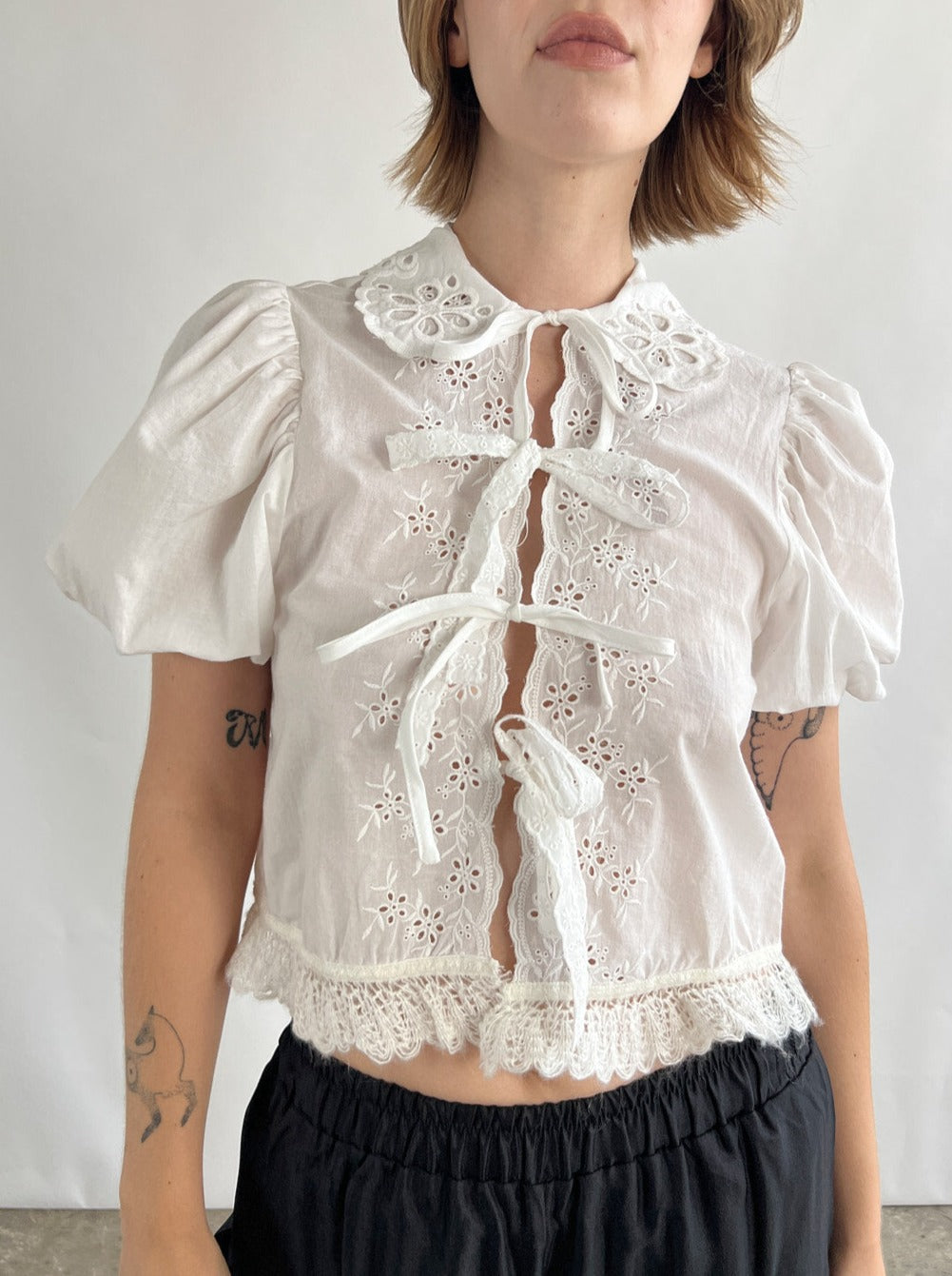 某メーカー Goat Eyelet Blouse - White – Lisa Says Gah シャツ/ブラウス(長袖/七分)