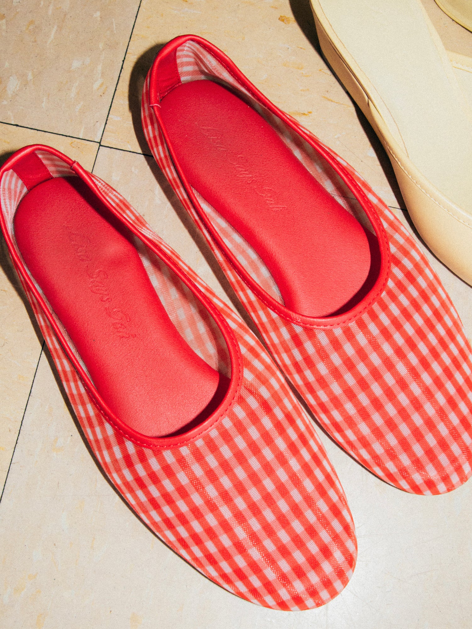 Eden Mesh Flat - Cherry Gingham